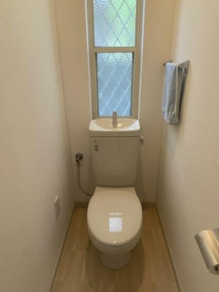 画像10:小窓設置のトイレ