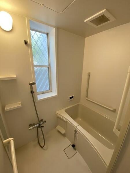 画像8:１階バスルーム。嬉しい小窓設置です。