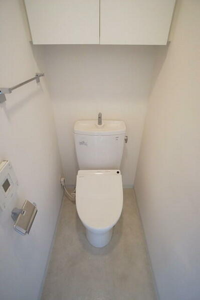 画像7:温水洗浄機能付トイレ