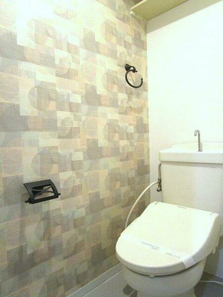 画像12:人気のシャワートイレ・バストイレ別です♪横にはタオルを掛けられるハンガーもあります！壁紙はオシャレ