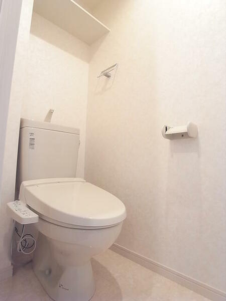 画像12:温水洗浄便座。トイレに棚もあります