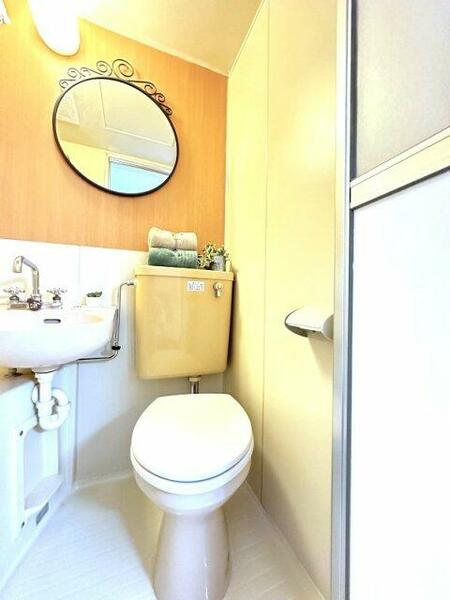 画像8:バスルームにあるトイレです！水廻りのお掃除が一気にできちゃいますね☆