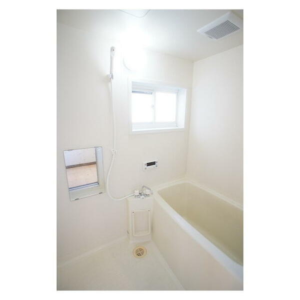 浴室：小窓は日中の換気に便利ですね