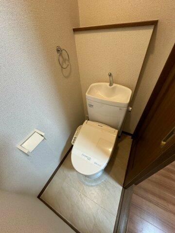 画像8:人気のシャワートイレ・バストイレ別です♪横にはタオルを掛けられるハンガーもあります♪