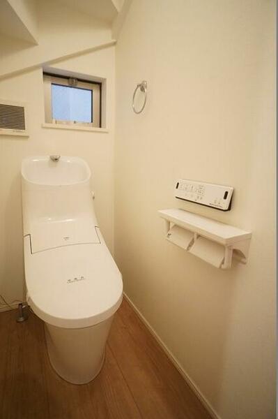 画像6:１階のトイレ：温水洗浄便座付