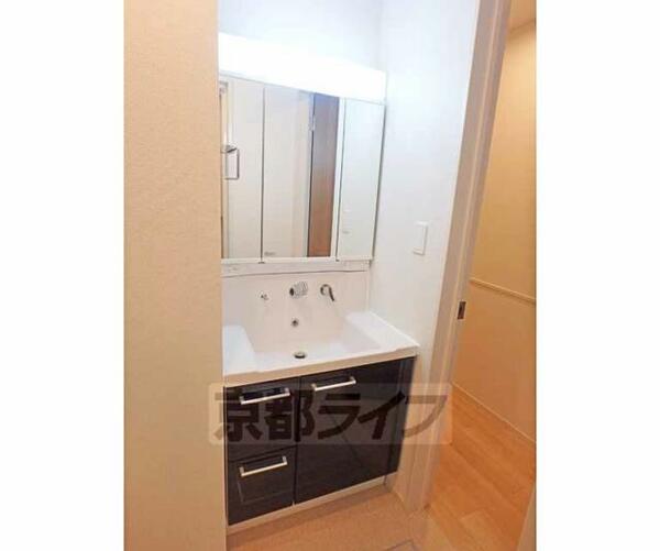 画像6:３面鏡のシャワー洗面台です。