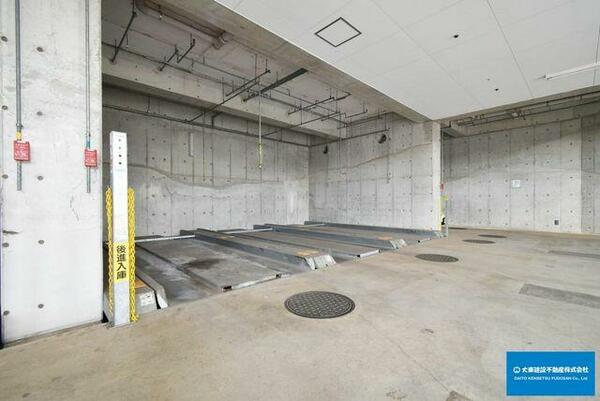 画像4:屋内機械式上下2段の駐車場