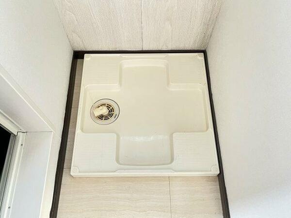 画像14:トイレと浴室の間に洗濯機置き場の防水パンがあります！