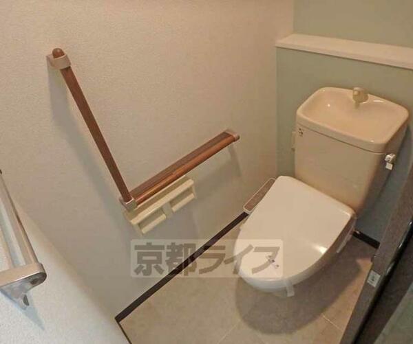 画像7:洗浄機能付きトイレです。