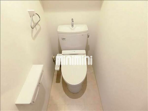画像10:（参考写真）温水洗浄便座付きのトイレです。
