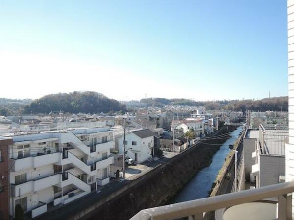 画像9:ベランダからの眺望。三沢川がのぞめます。