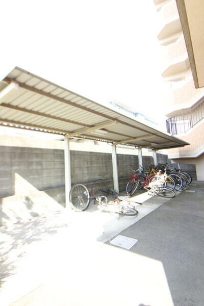 画像14:屋根付き駐輪場です