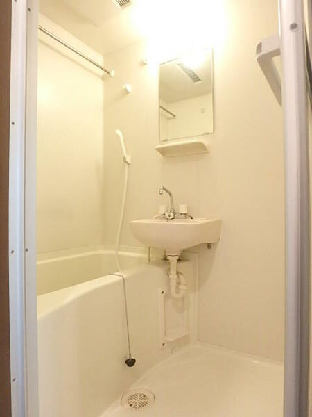 画像4:浴室乾燥機付のバスルーム