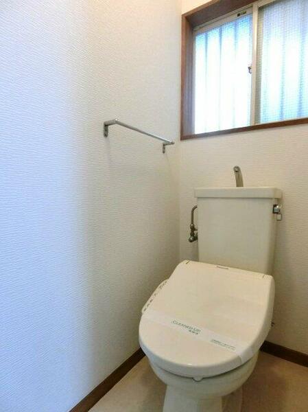 画像10:人気のシャワートイレ・バストイレ別です♪窓のあるトイレで換気もOK☆横にはタオルを掛けられるハンガー