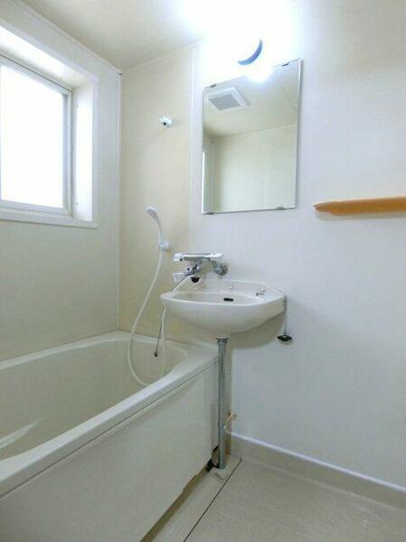 画像9:換気のできる小窓付きのバスルームは洗面台付きの2点ユニットです☆お風呂に浸かって一日の疲れもすっき