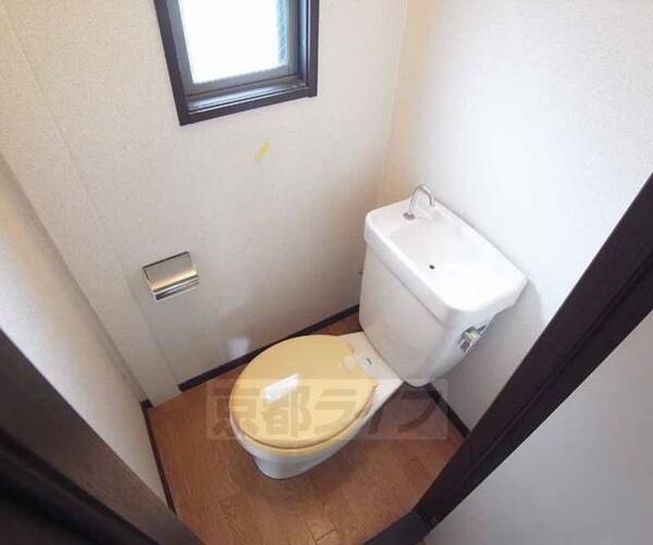 画像7:窓付きのトイレです。