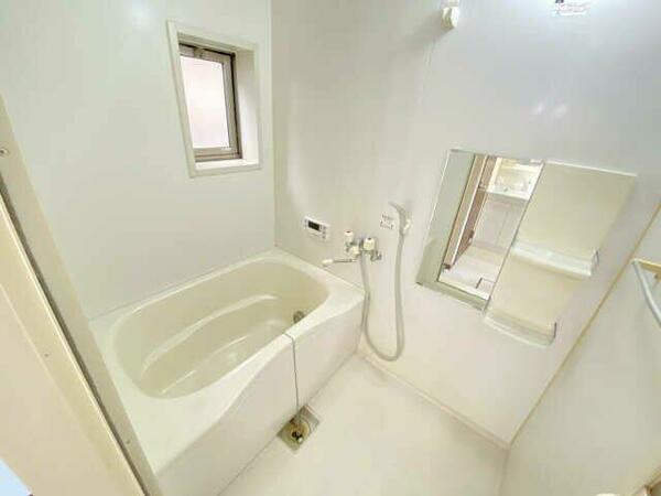 画像6:浴室には窓と換気扇　便利な追い炊き機能を備えます