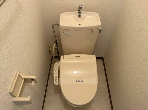 画像9:温水洗浄便座付きトイレ