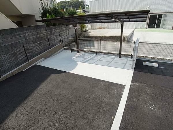 画像16:敷地内屋根付き駐輪場完備