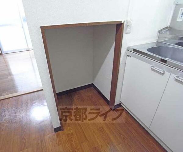 画像14:小さい冷蔵庫がすっぽりです。