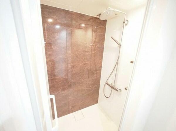 画像12:シャワー室