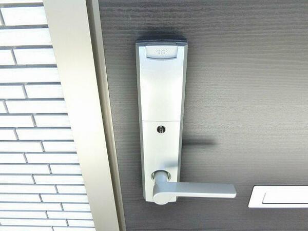 画像12:玄関ドアはピッキングに強いカードキーを採用しています。何かとメリットはたくさんあります。