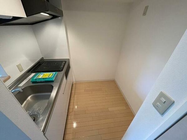 画像16:キッチン後ろには冷蔵庫置き場になります。