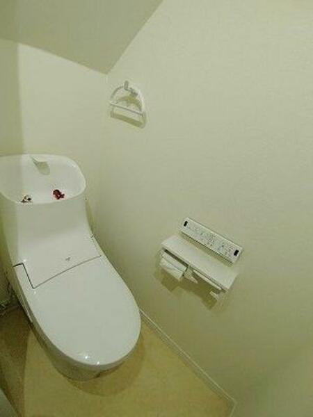 画像9:【トイレ】もちろん温水洗浄便座です。自動センサーで水が流れます！