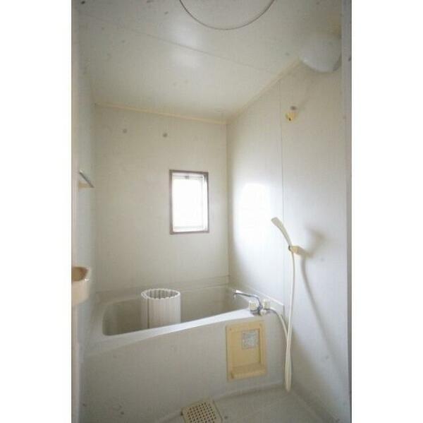 画像5:小窓が付いた明るいバスルームです♪