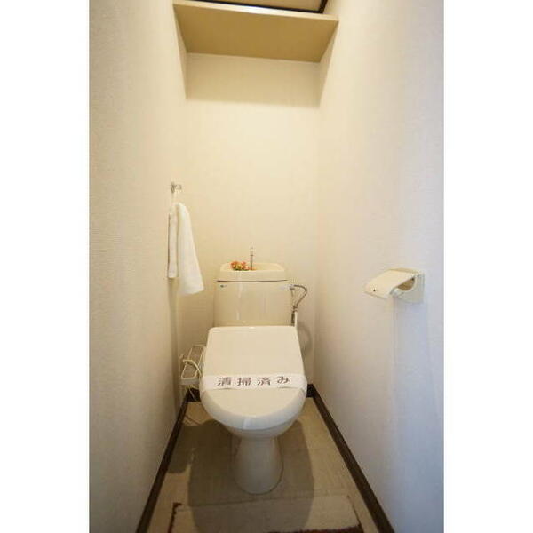 画像7:洗浄便座付きトイレ。上部に棚も有り便利