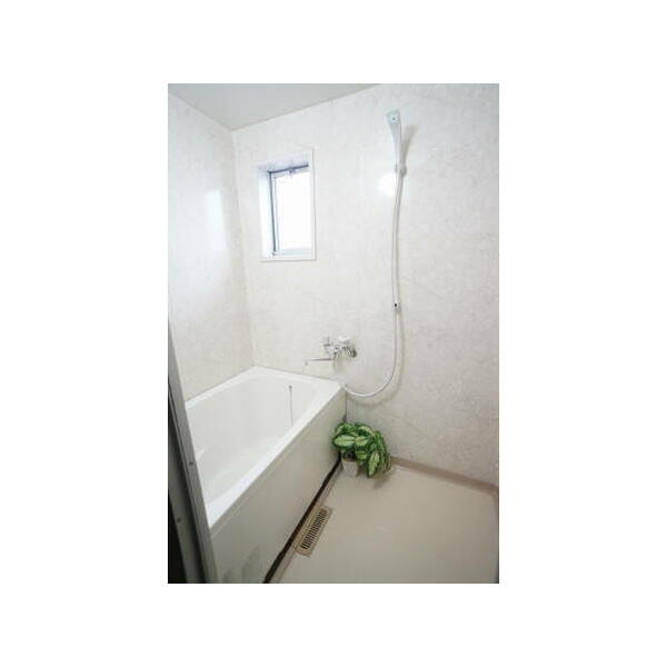 浴室：小窓付の明るい浴室