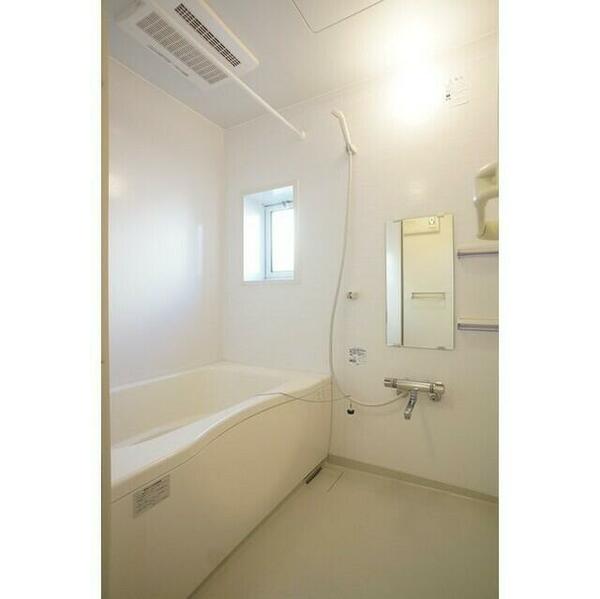 画像6:小窓付きのお風呂です☆浴室乾燥、暖房設備あり。