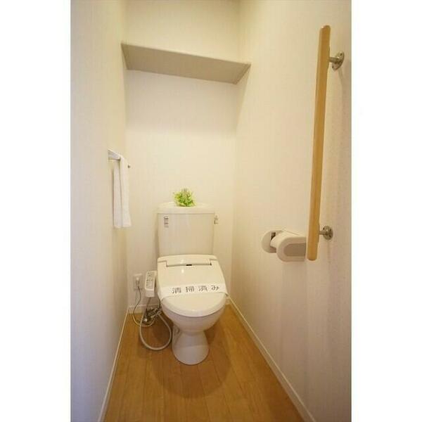 画像7:洗浄便座付きトイレ！上部に棚も有り収納に便利です！