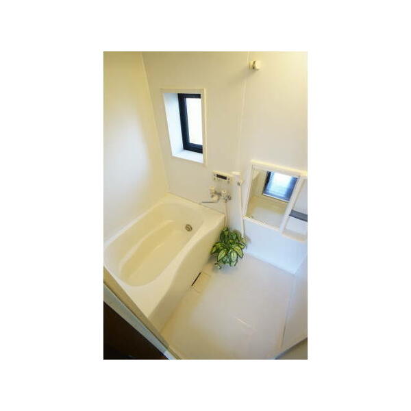 画像5:小窓付の明るい浴室