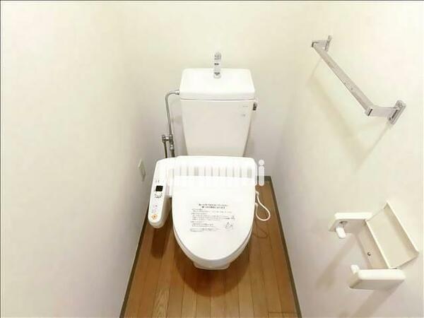 画像6:温水洗浄便座付きのトイレです。