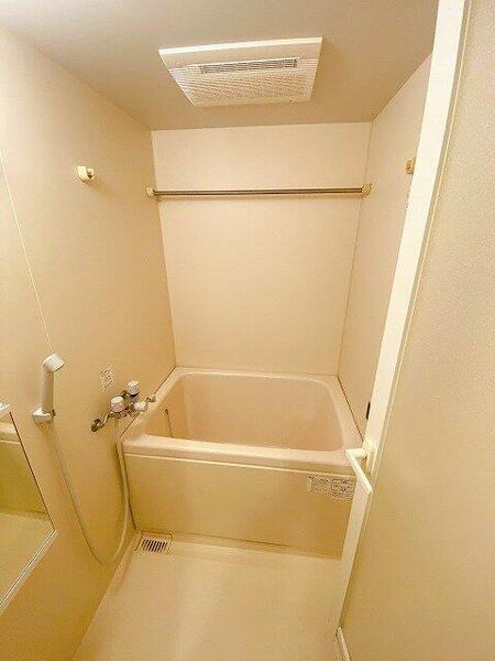 画像7:追い焚き機能・浴室暖房乾燥機付きバスルーム♪雨の日のお洗濯にも便利な物干しバー完備です！お風呂に浸か