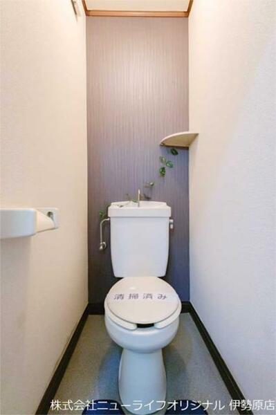 画像3:アクセントクロスでシックな印象のトイレです♪