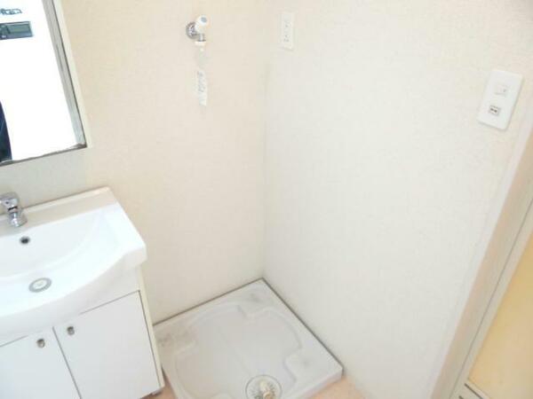 画像14:洗濯機置き場は洗面所にあります。