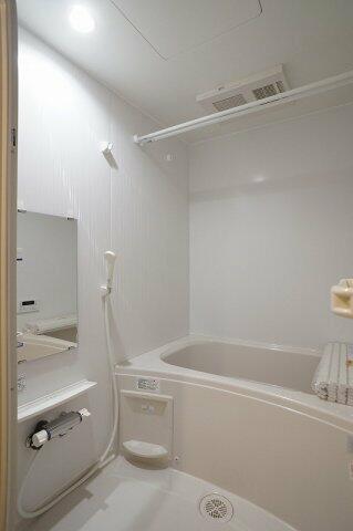 画像10:追い焚き機能給湯・乾燥機能付き浴室内です
