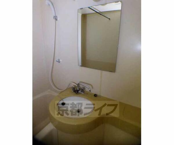 画像6:大きな鏡のついた洗面所です。
