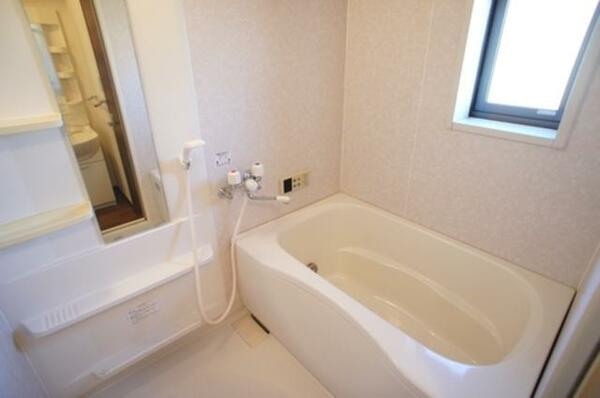 画像10:■浴室■　追焚機能付でいつでも温かなバスタイムを。小窓付で換気もバッチリ。