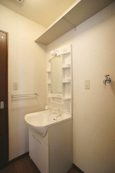 画像9:■洗面所■　深型ボウルにシャワー水栓付でシャンプーもＯＫ。写真右側が洗濯機置場です。