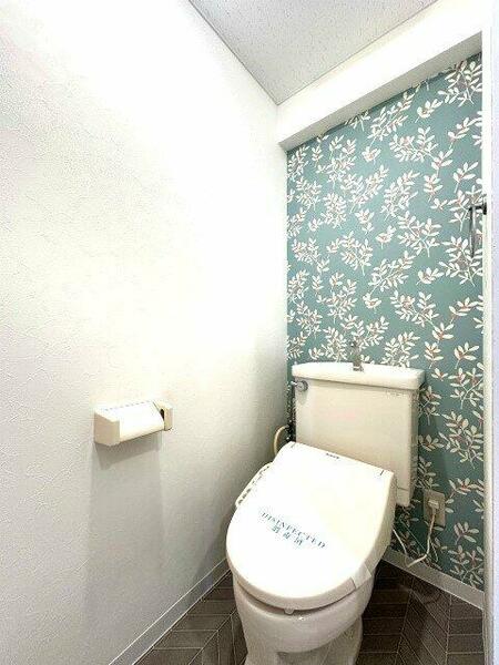 画像13:人気のシャワートイレ・バストイレ別です♪横にはタオルを掛けられるハンガーもあります♪壁紙はオシャレ