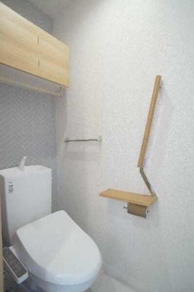 画像11:【トイレ】便利な手すりと、温水洗浄便座付。