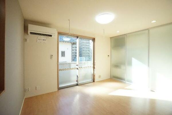 画像4:【洋室７．５帖】大きな窓があるお部屋です。シャッター付きです。