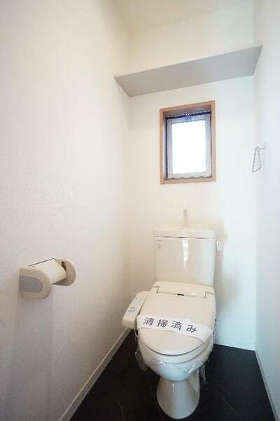 画像8:【トイレ】洗浄機能付きです。小窓もあり換気にも便利です。