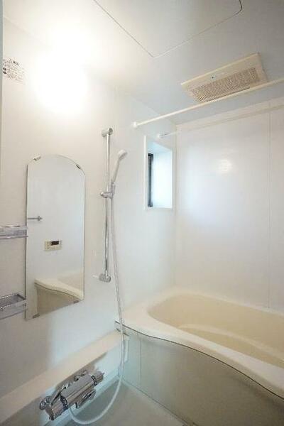 画像9:【浴室】浴室暖房乾燥機付きです。小窓もあり換気にも便利です。