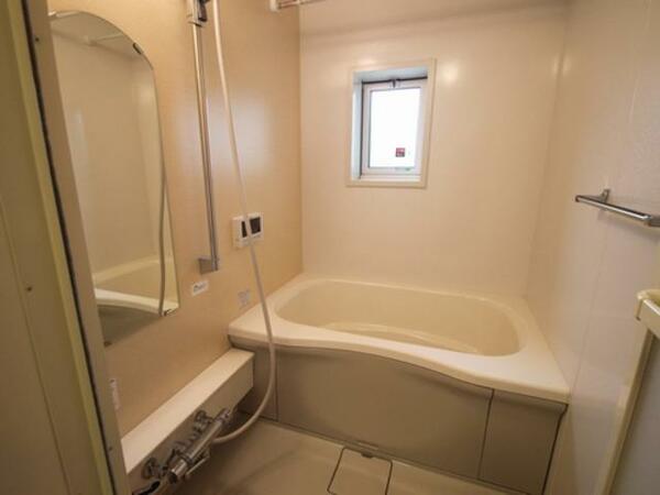 画像7:白を基調とした清潔なバスルーム。