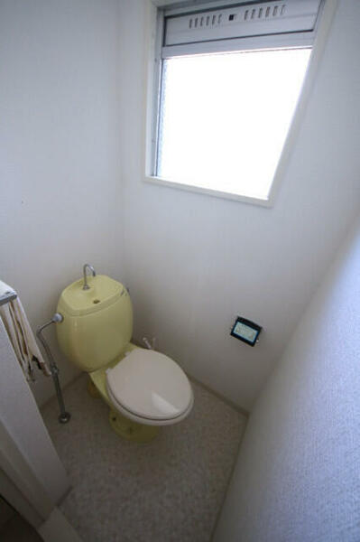 画像8:清潔感のある爽やかなトイレ。誰もがリラックスできる空間です。