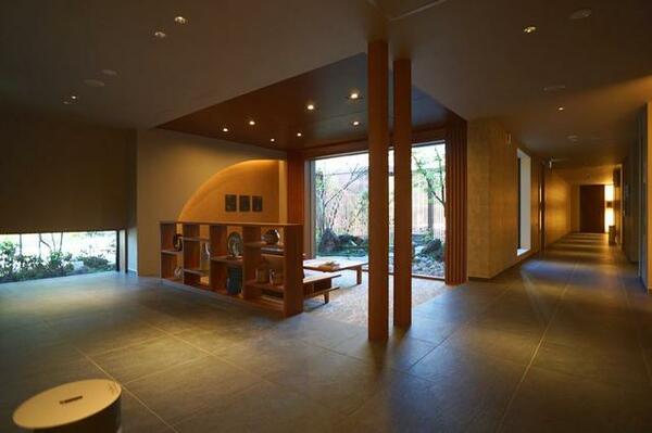 画像16:和テイストにマッチした共用部ラウンジは、木の温もりにこだわった空間です。